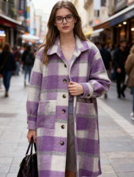 Lila Karomantel – Trendy, warm & ein absoluter Eyecatcher