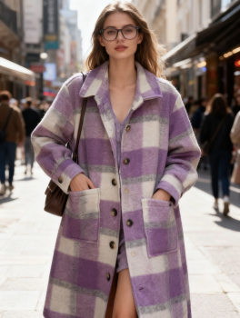 Lila Karomantel – Trendy, warm & ein absoluter Eyecatcher