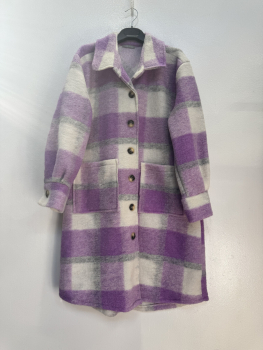 Lila Karomantel – Trendy, warm & ein absoluter Eyecatcher