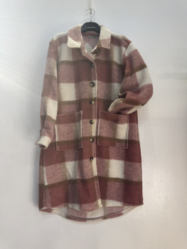 Rosa Karomantel – Trendy, warm & ein absoluter Eyecatcher